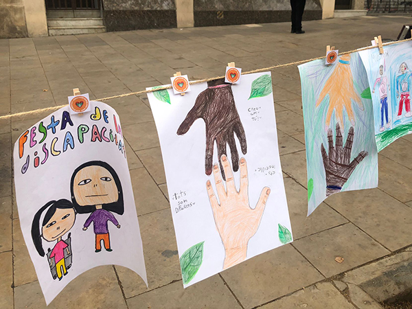 dibujos colgados con pinzas en una plaza