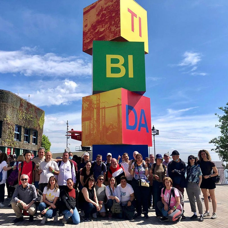 grup posant devant escultura Tibidabo